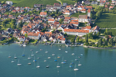 Deutschland, Baden-Württemberg, Bodensee, Hagnau, Luftaufnahme der Stadt und Boote im Wasser - SHF001681