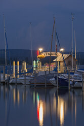 Deutschland, Baden Württemberg, Bodensee, Iznang, Hafen bei Nacht - SHF001698