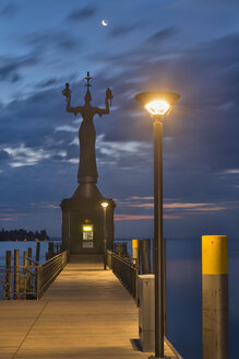 Deutschland, Baden-Württemberg, Bodensee, Konstanz, Imperia Statue am Hafen in der Morgendämmerung - SHF001692