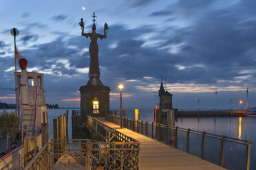 Deutschland, Baden-Württemberg, Bodensee, Konstanz, Imperia Statue am Hafen in der Morgendämmerung - SHF001691