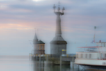 Deutschland, Baden-Württemberg, Bodensee, Konstanz, Doppelbelichtung der Imperia-Statue am Hafen in der Morgendämmerung - SHF001683