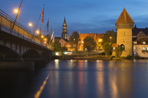 Deutschland, Baden-Württemberg, Konstanz, Rheinbrücke, Rheintorturm und Münster bei Nacht, lizenzfreies Stockfoto