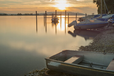 Deutschland, Baden-Württemberg, Bodensee, Allensbach, Boote am Ufer bei Sonnenuntergang - SHF001671