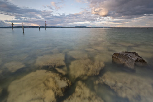 Schweiz, Thurgau, Bodensee, Altnau, Hafeneinfahrt in der Abenddämmerung - SHF001749