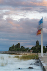 Schweiz, Thurgau, Bodensee, Altnau, Fahnen am Hafen in der Abenddämmerung - SHF001669