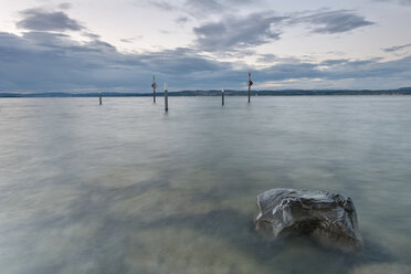 Schweiz, Thurgau, Bodensee, Altnau, Hafeneinfahrt in der Abenddämmerung - SHF001668