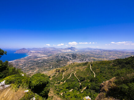 Italien, Sizilien, Provinz Trapani, Erice, Blick auf die Küste, Monte Cofano im Hintergrund, Naturschutzgebiet - AMF003298