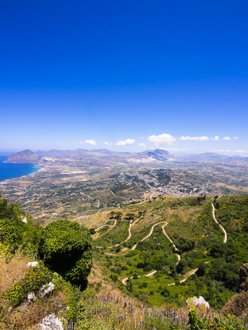 Italien, Sizilien, Provinz Trapani, Erice, Blick auf die Küste, Monte Cofano im Hintergrund, Naturschutzgebiet, lizenzfreies Stockfoto