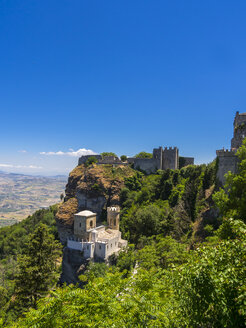 Italien, Sizilien, Provinz Trapani, Erice, Torretta Pepoli, Castello di Venere im Hintergrund - AMF003296