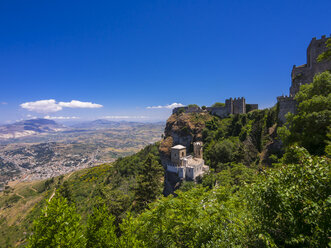 Italien, Sizilien, Provinz Trapani, Erice, Torretta Pepoli, Castello di Venere im Hintergrund - AMF003303