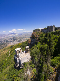 Italien, Sizilien, Provinz Trapani, Erice, Torretta Pepoli, Castello di Venere im Hintergrund - AMF003293