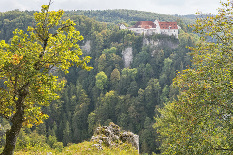 Deutschland, Baden-Württemberg, Schwäbische Alb, Donautal, Leibertingen, Blick vom Bandfelsen zur Burg Wildenstein, lizenzfreies Stockfoto