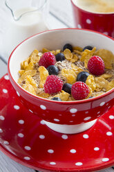 Schale mit Müsli und Cornflakes mit frischen Früchten - SARF001076