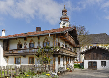 Deutschland, Bayern, Berbling, Kirche und Bauernhaus mit Wandmalerei - SIEF006306