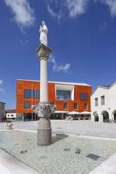 Germany, Bavaria, Bad Aibling, St Mary's Column and town hall - SIE006301