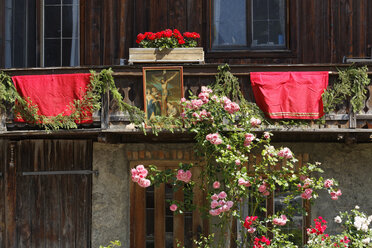 Deutschland, Bayern, Au bei Bad Aibling, Dekoration für das Fronleichnamsfest im Bauernhaus - SIE006296