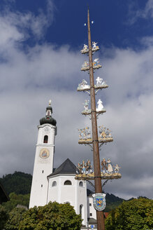 Deutschland, Bayern, Oberbayern, Inntal, Oberaudorf, Maibaum und Pfarrkirche - SIEF006278