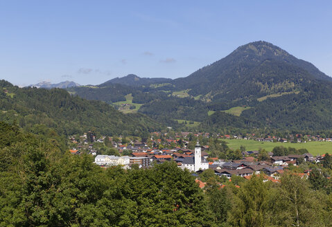Deutschland, Bayern, Oberbayern, Mangfallgebirge, Blick auf Oberaudorf und Berg Wildbarren - SIEF006279