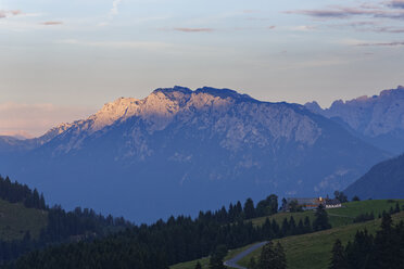 Deutschland, Bayern, Oberbayern, Mangfallgebirge, Blick zur Kapelle am Sudelfeld, im Hintergrund der Zahmer Kaiser in Österreich am Abend - SIEF006285