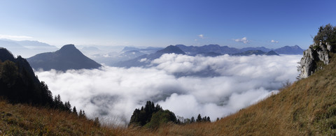 Deutschland, Bayern, Oberbayern, Chiemgau, Chiemgauer Alpen, Nussdorf am Inn, Blick vom Heuberg zum Wildbarren, Kranzhorn links und Wendelstein rechts, lizenzfreies Stockfoto