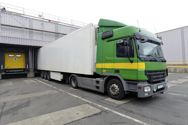 Lkw an einer Laderampe - LYF000370