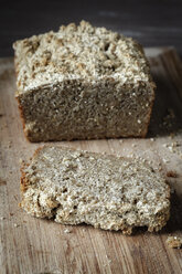 Selbstgebackenes glutenfreies Buchweizenbrot auf Holz - EVGF001022