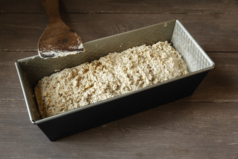 Backform mit Buchweizenbrotteig auf Holz, lizenzfreies Stockfoto