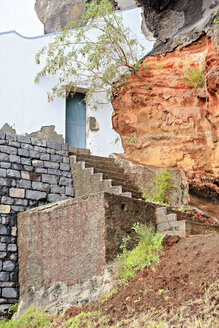 Portugal, Madeira, Camera de Lobos, Treppe und Wand in der Felswand - VTF000354