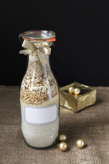 Glasflasche mit Zutaten der Backmischung für Buchweizenbrot - EVGF001028