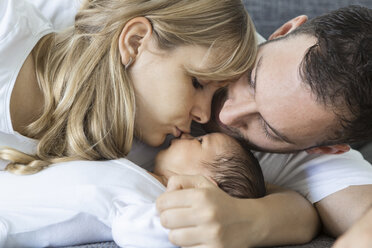 Junges Paar mit neugeborenem Jungen zu Hause - OJF000080