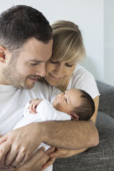Young couple with newborn baby boy at home - OJF000082