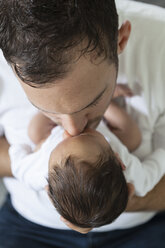 Junger Vater küsst seinen neugeborenen Sohn - OJF000086