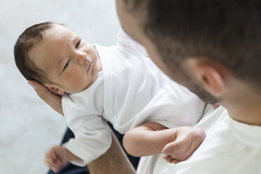 Junger Vater hält seinen neugeborenen Sohn - OJF000087