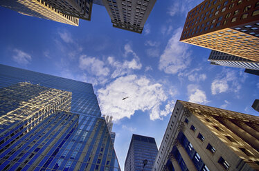 USA, Illinois, Chicago, Blick auf Fassaden von Wolkenkratzern und tief fliegenden Hubschrauber von unten - SMAF000262