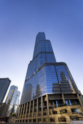 USA, Illinois, Chicago, Blick auf den Trump Tower von unten - SMA000265