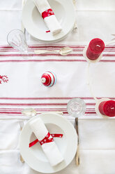 Rot-weiß gedeckter Tisch zur Weihnachtszeit - LVF002351