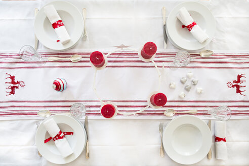 Rot-weiß gedeckter Tisch zur Weihnachtszeit - LVF002352