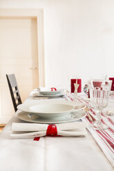Rot-weiß gedeckter Tisch zur Weihnachtszeit - LVF002353