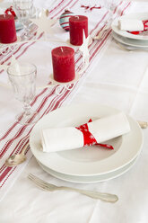 Rot-weiß gedeckter Tisch zur Weihnachtszeit - LVF002355