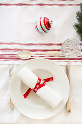 Rot-weiß gedeckter Tisch zur Weihnachtszeit - LVF002359