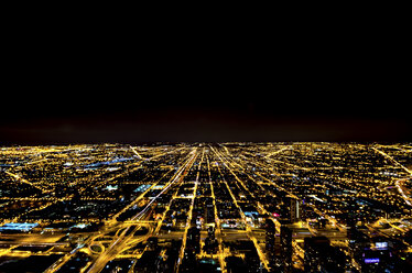 USA, Illinois, Chicago, Blick auf die beleuchtete Stadt bei Nacht - SMAF000269