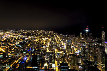 USA, Illinois, Chicago, Blick auf die beleuchtete Stadt bei Nacht - SMAF000270