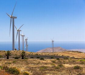 Spanien, Kanarische Inseln, Lanzarote, Los Valles, Windräder - AMF003317