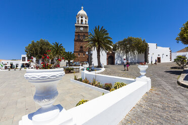 Spanien, Kanarische Inseln, Lanzarote, Teguise, Kirche Iglesia de Nuestra Senora de Guadalupe, Plaza la Constitucion - AMF003306