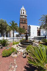 Spanien, Kanarische Inseln, Lanzarote, Teguise, Kirche Iglesia de Nuestra Senora de Guadalupe, Plaza la Constitucion - AMF003305
