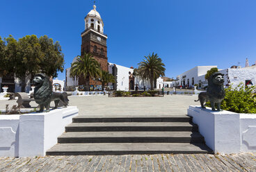 Spanien, Kanarische Inseln, Lanzarote, Teguise, Kirche Iglesia de Nuestra Senora de Guadalupe, Plaza la Constitucion - AMF003304