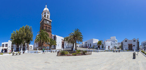Spanien, Kanarische Inseln, Lanzarote, Teguise, Kirche Iglesia de Nuestra Senora de Guadalupe, Plaza la Constitucion, lizenzfreies Stockfoto