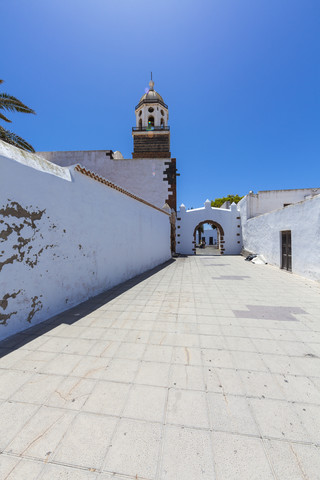 Spanien, Kanarische Inseln, Lanzarote, Teguise, Altstadt, Iglesia Nuestra Senora de Guadalupe und Stadttor, lizenzfreies Stockfoto