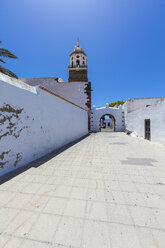 Spanien, Kanarische Inseln, Lanzarote, Teguise, Altstadt, Iglesia Nuestra Senora de Guadalupe und Stadttor - AMF003314