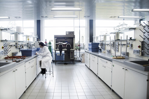 Junge Wissenschaftlerin bei der Arbeit in einem biochemischen Laboratorium - SGF001169